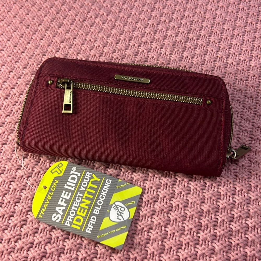 NWT Travelon Wallet. Size os